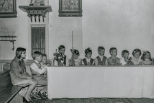 OVI-00001318 kinderen in RKkerk tijdens eerste communiefeest